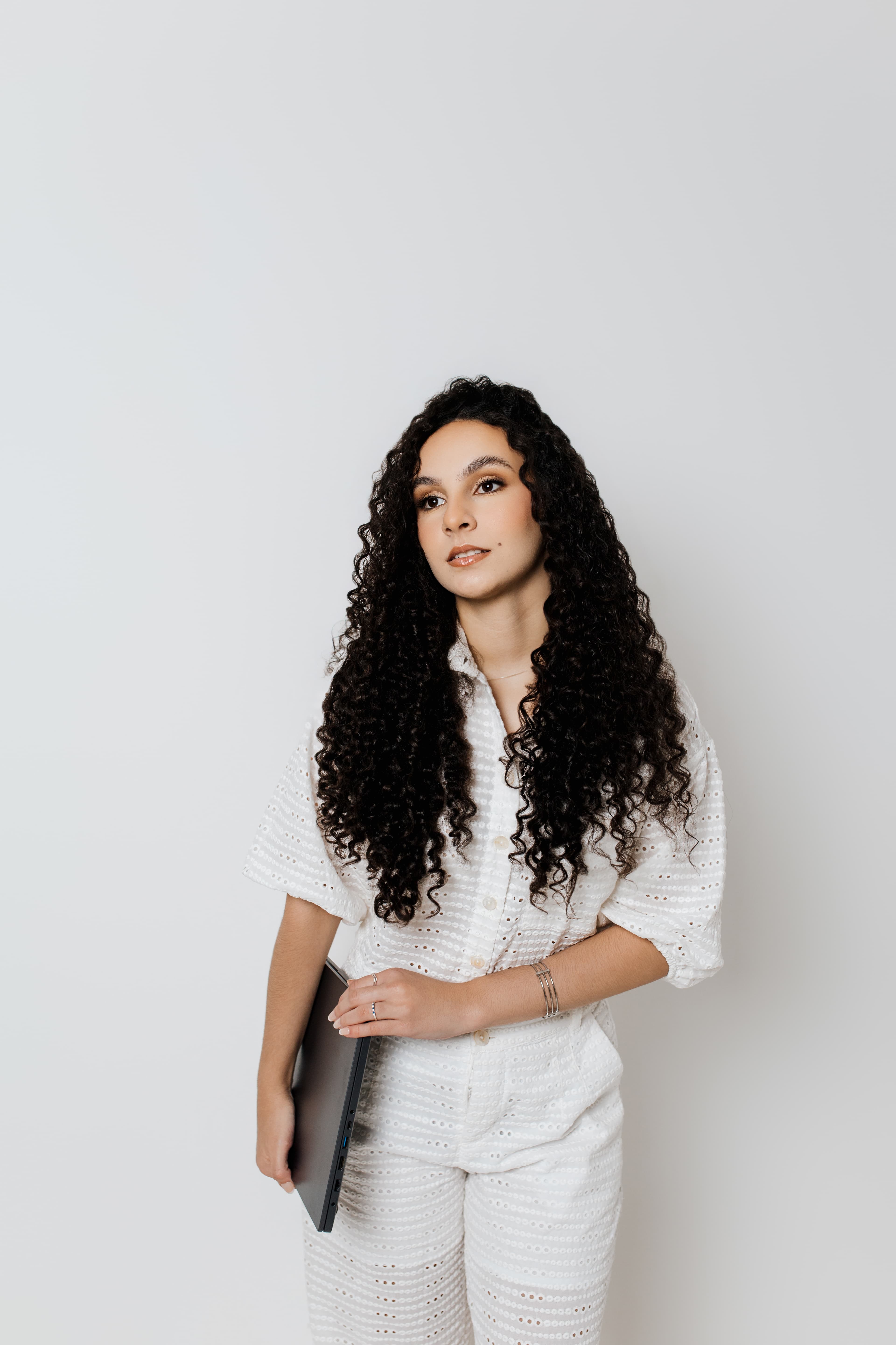 Ana Clara com portfólio — Identidade Visual