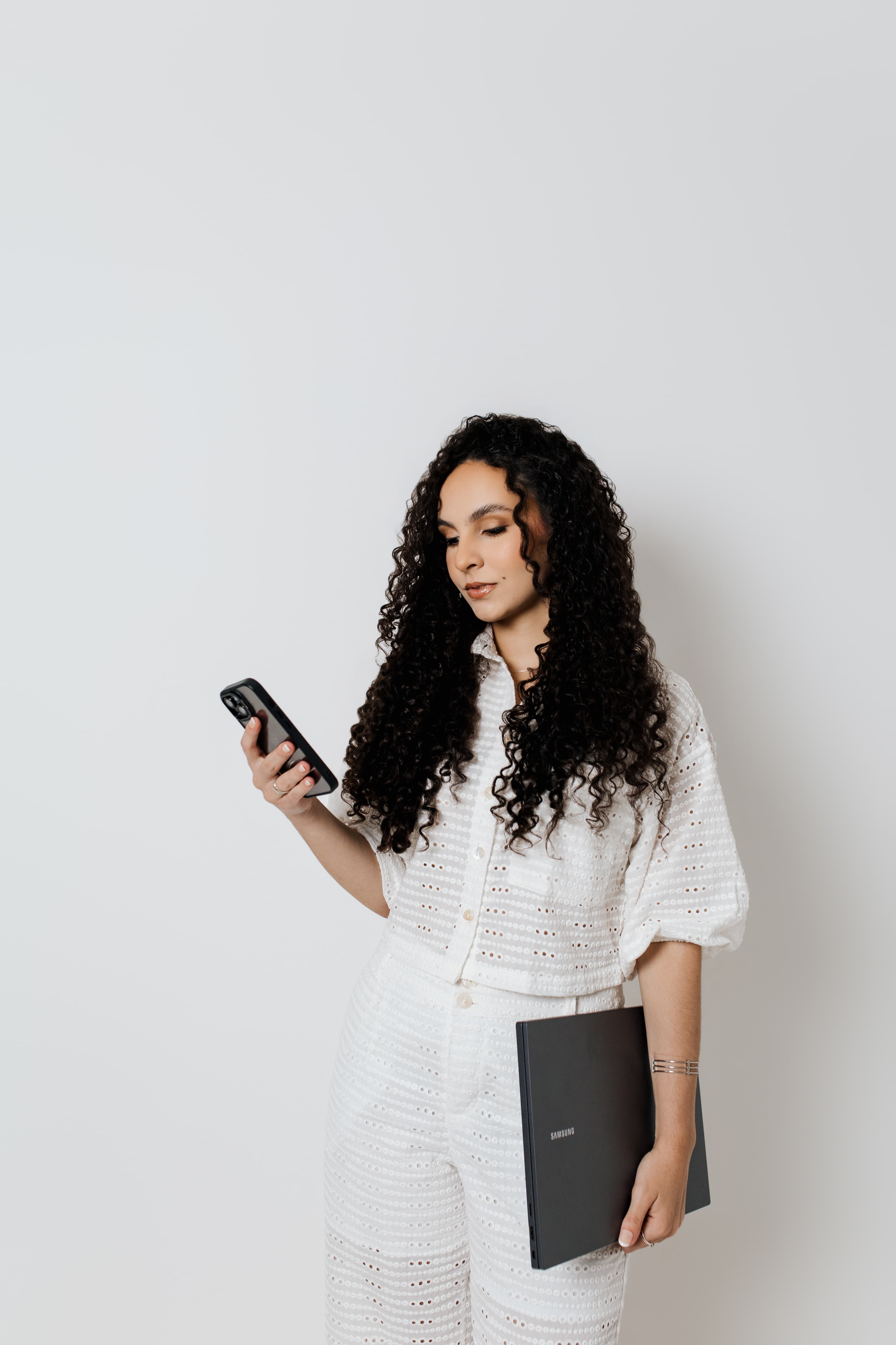Ana Clara com celular — Social Media