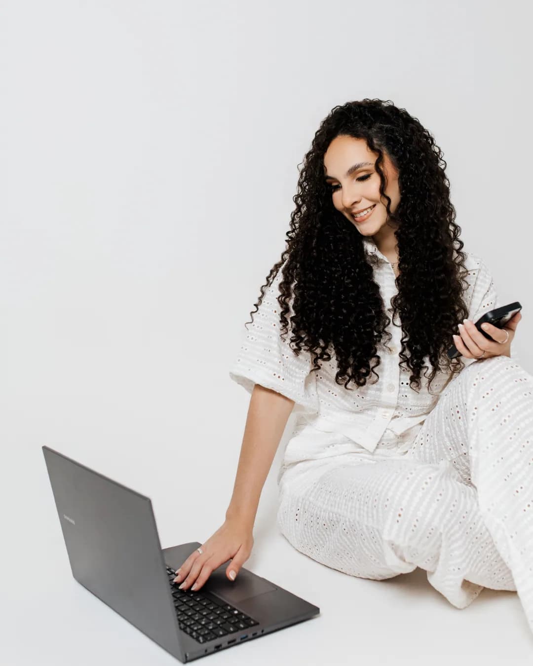 Ana Clara com laptop — Design de Post