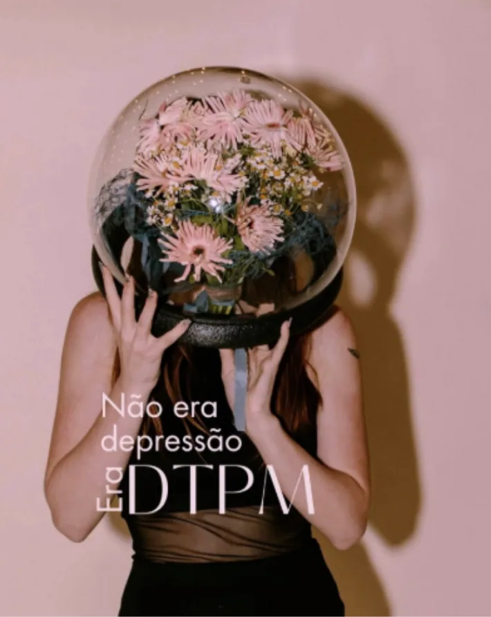 Capa de carrossel sobre TDPM, com mulher segurando uma redoma de flores