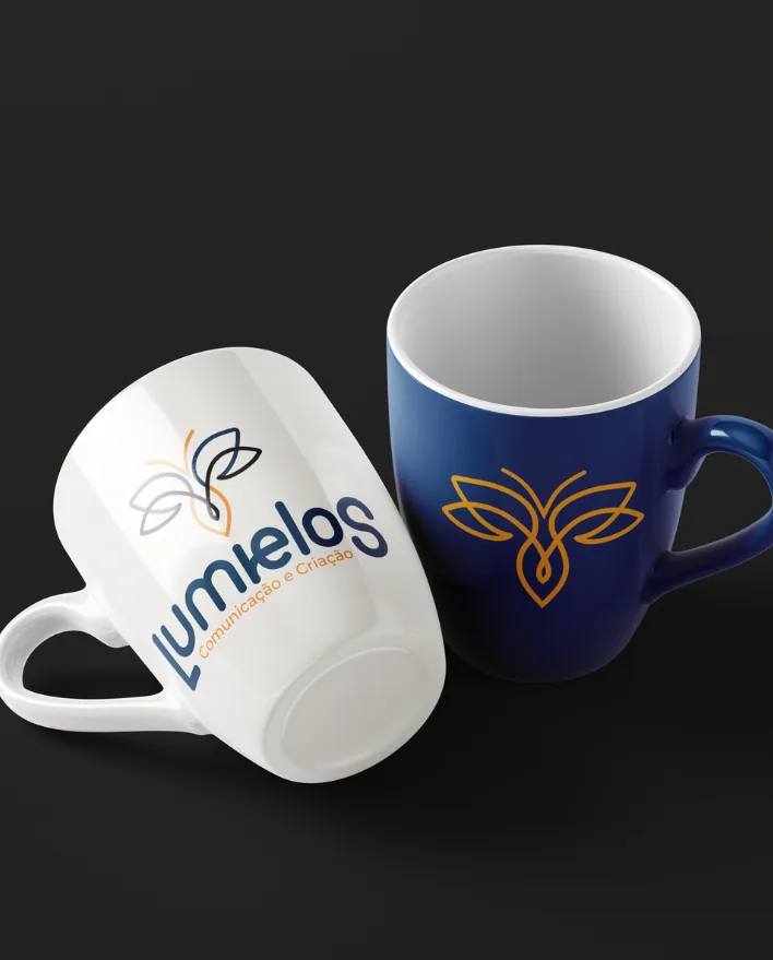 Canecas branca e azul com o logotipo da Lumielos